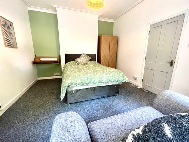 Large Double Room- Detached House on Earlham Road Main Photo
