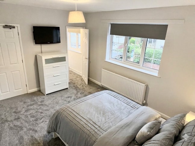 Huge room, newly refurbished HMO *all inclusive* Main Photo