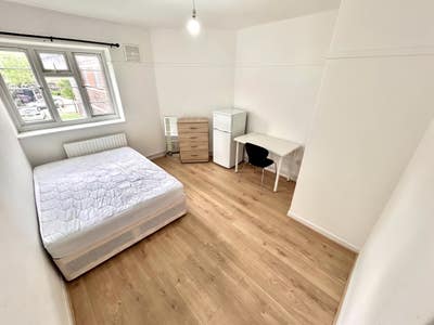 Double Room in Mile End, E1 -Still Available Main Photo