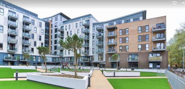 ✨ En-Suite Fully Furnished with a living room  Main Photo