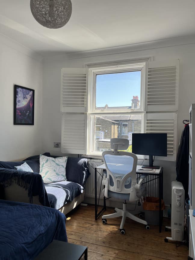 Bright room in a lovely house Main Photo