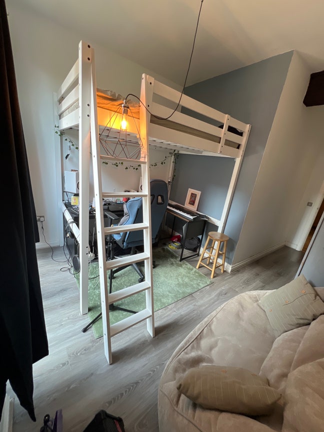 Room available in city center  Main Photo