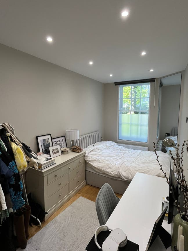 Double room available in renovated flat Main Photo