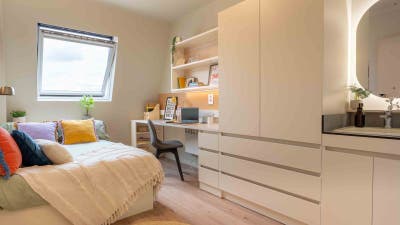 Large Bedroom Available, Private Student Accom Main Photo