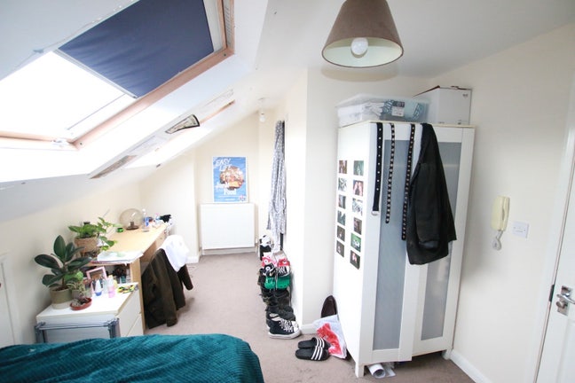 Loft ensuite close to Reading Uni bills included  Main Photo
