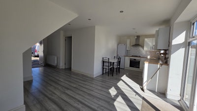 Spacious 2 Bedroom House - Garden & Drive - RM13 Main Photo