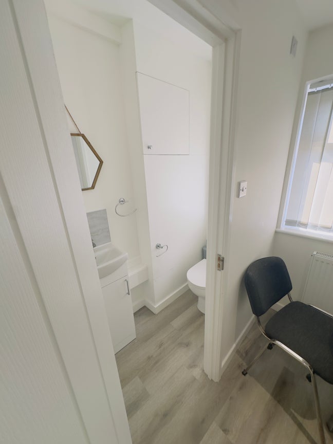 Good space,conservatory,separate entry &exit.  Main Photo