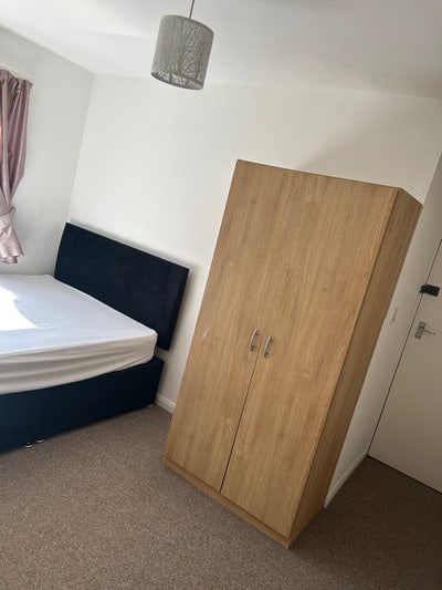 Huge en-suite double room Harlow Main Photo