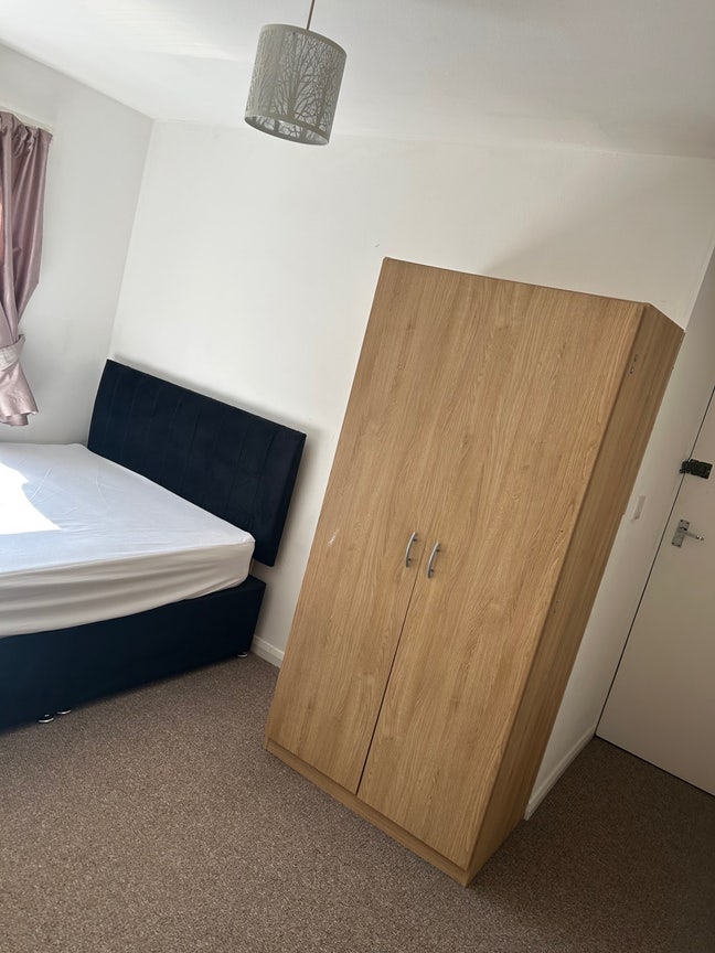 Huge en-suite double room Harlow Main Photo