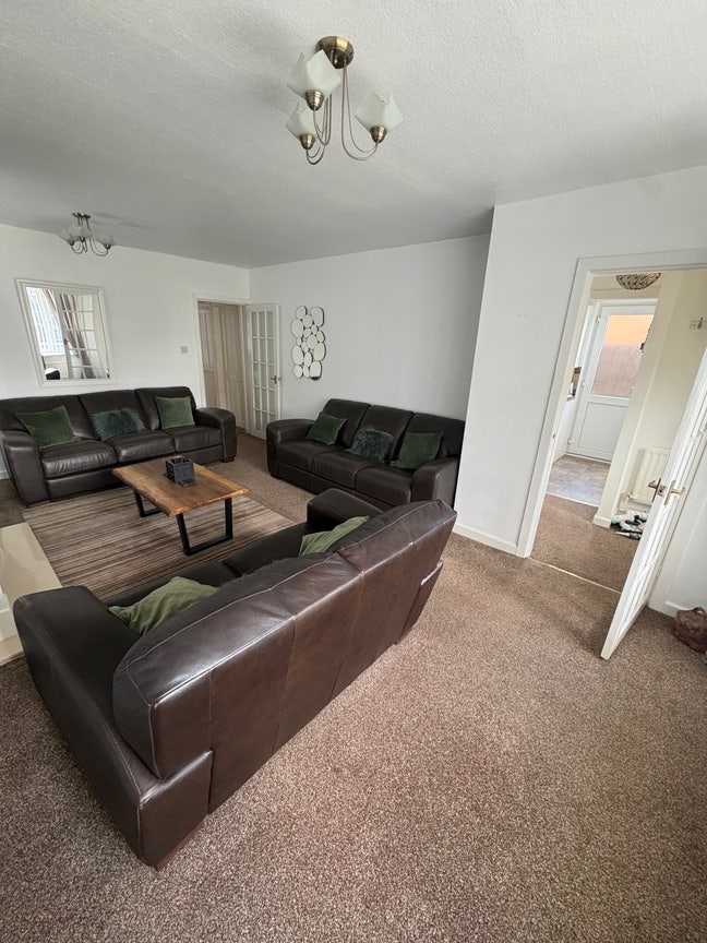 Rooms to rent in bungalow Main Photo