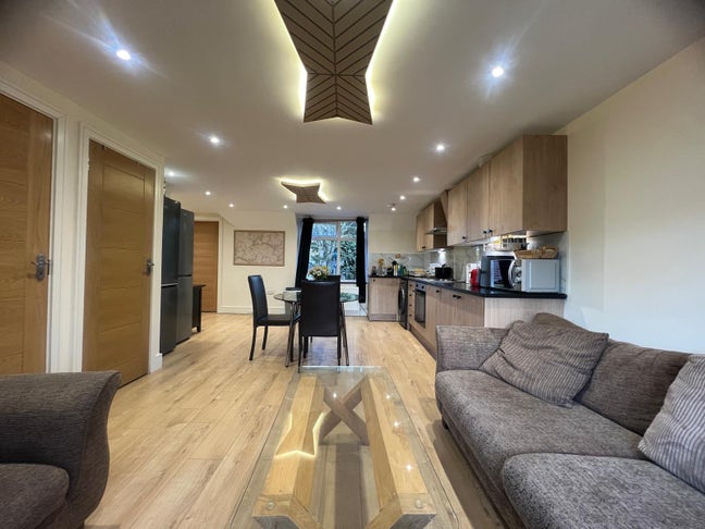 Ensuite room in a new house Main Photo