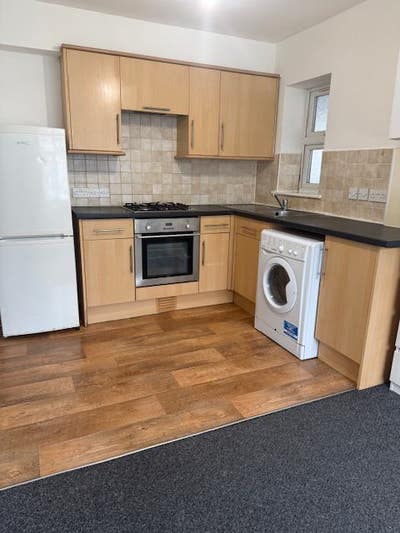 Modern One Bedroom, Hanworth Road, Close to Tube Main Photo