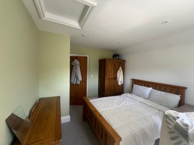 Double bedroom in  semi detached house 🏠  Main Photo