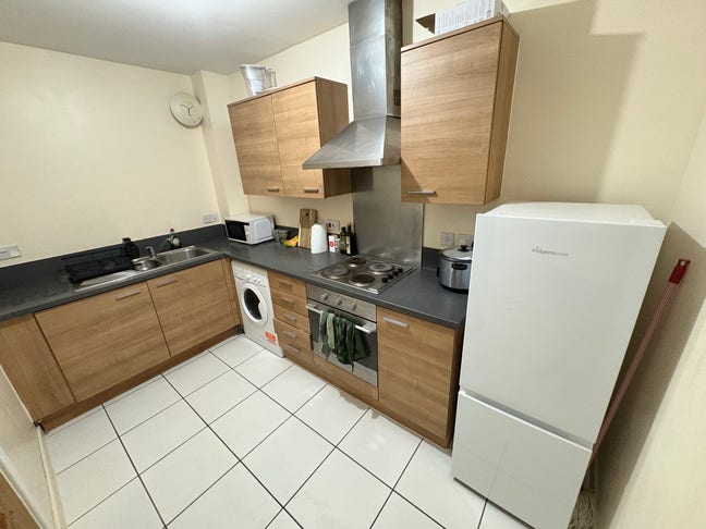 Bright furnished double room in prime Ilford Main Photo