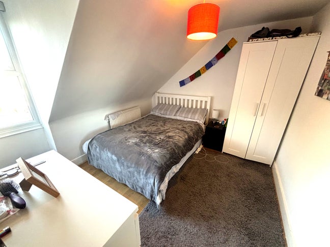 Spacious double room in split-level flat, SW16 Main Photo