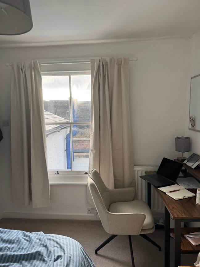 Lovely double room in end-terrace house Main Photo