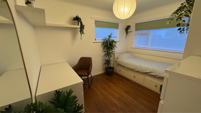 1 Double & 1 Single with Shared Bathroom & Dining Main Photo