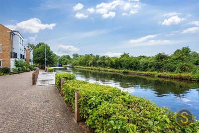 Canal View, Double Ensuite: Mostly-Private Flat  Main Photo