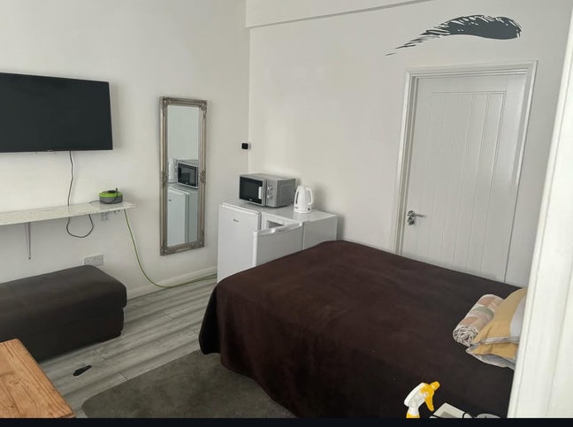 Large room available in quiet house Main Photo