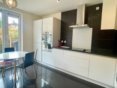 New - Double Bedroom close to City Centre Main Photo