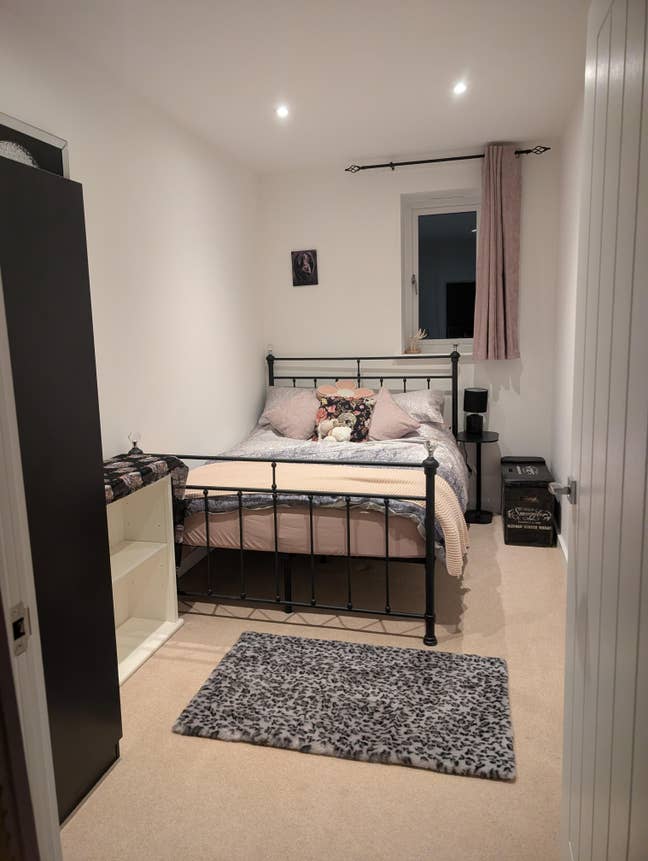 Female tenants only -house share with double room  Main Photo