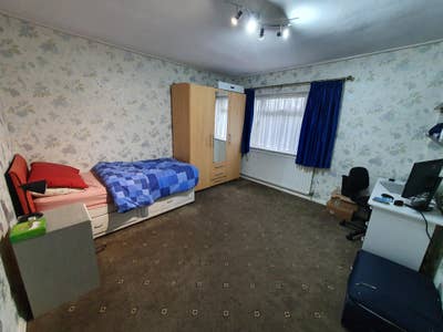 Large Furnished room close to Oakwood Station Main Photo