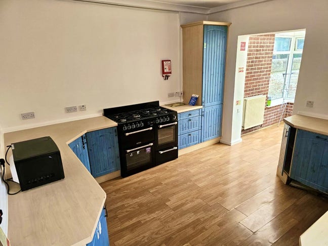 Large Double Room with Tea Station in Southsea 🌞 Main Photo