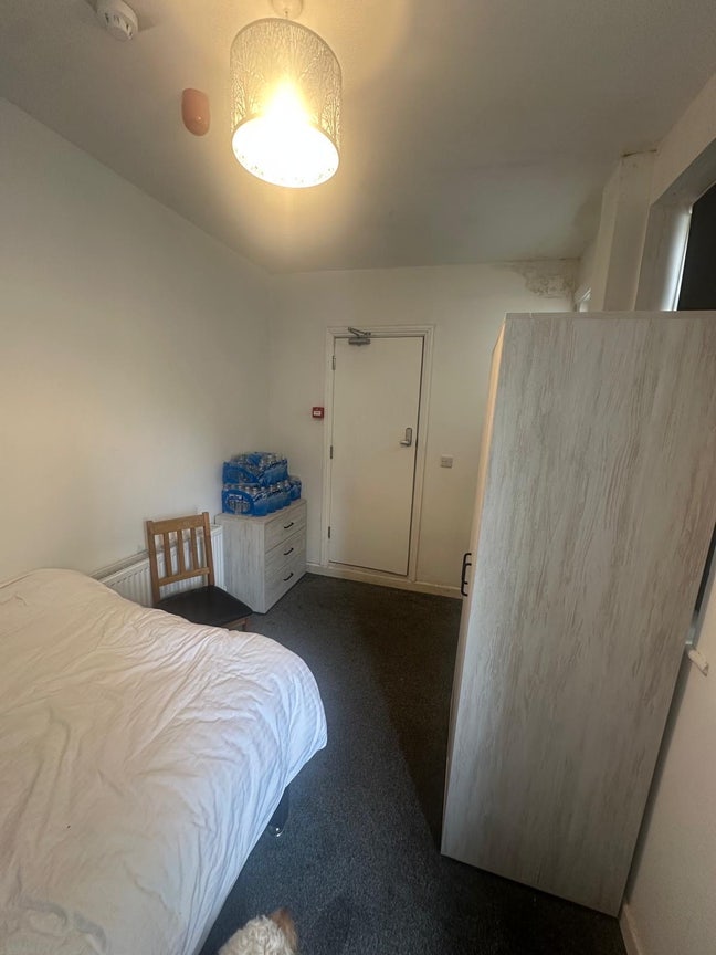 Furnished double en suite rooms in 5 bed hmo Main Photo