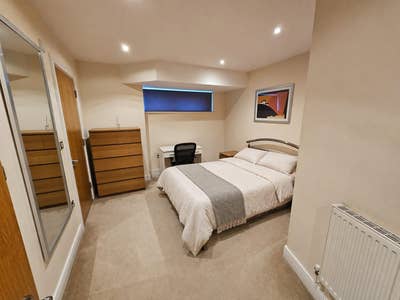 Spacious 1 Room with en-suite in Prime Location.  Main Photo