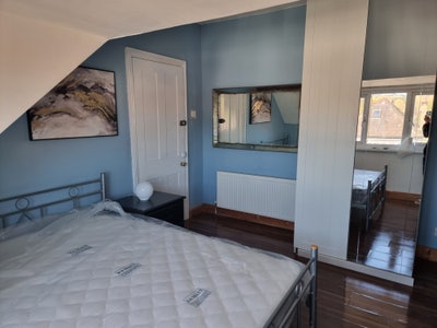 Newly refurbished double room - next to station  Main Photo