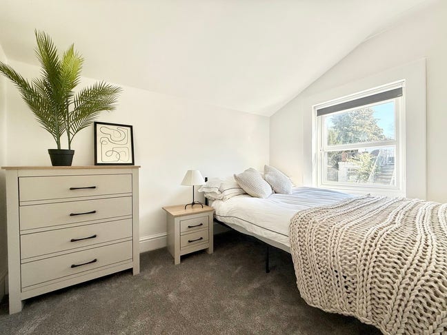 ENSUITE Double Bedrooms - Sherborne Road - parking Main Photo