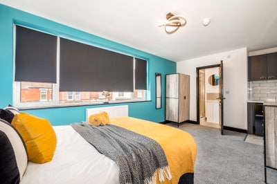 "Spacious Studio Apartment Opposite George Eliot" Main Photo