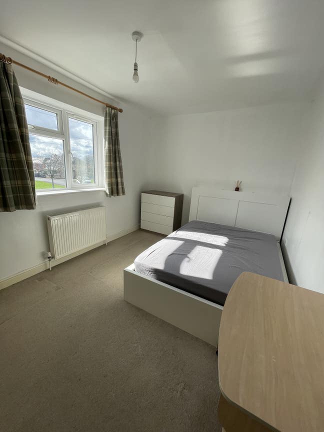 Double bedroom in shared property  Main Photo