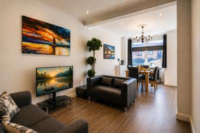 Exceptional Accommodation - Free off Road Parking  Main Photo