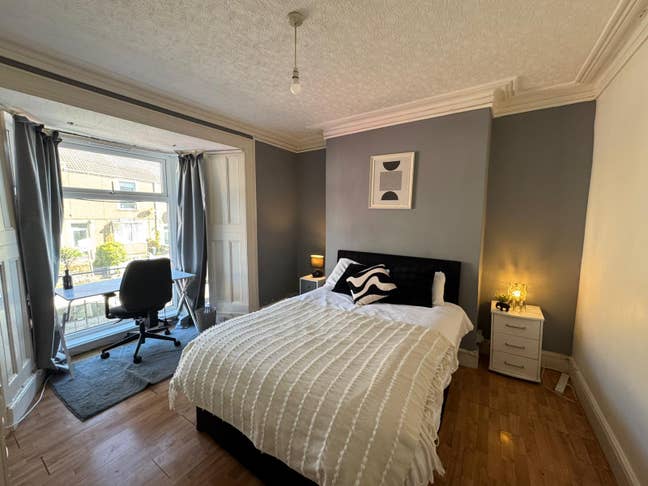 Large Room with All Bills Included / Low Deposit Main Photo