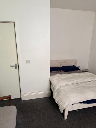 Double bedroom with sink inside  Main Photo