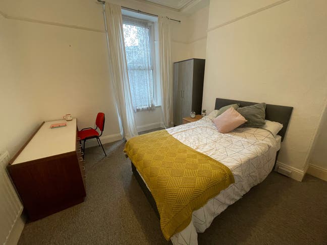 2 Rooms Available off Lipson! All Bills Included!! Main Photo