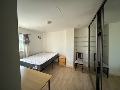 Double room in modern shared house Main Photo