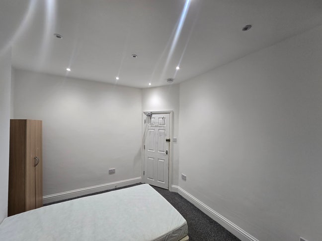 Modern Clean Double Room in Shared House Main Photo