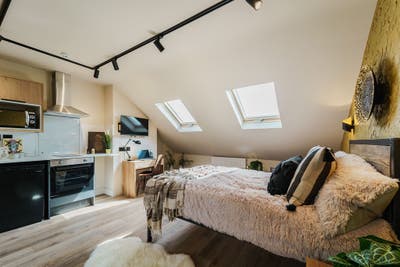 Stylish Studio with Private Kitchen & Bathroom Main Photo