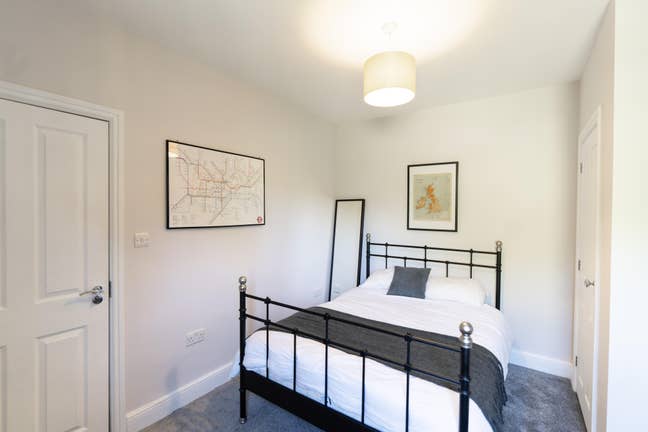 Large, freshly redecorated room available Main Photo