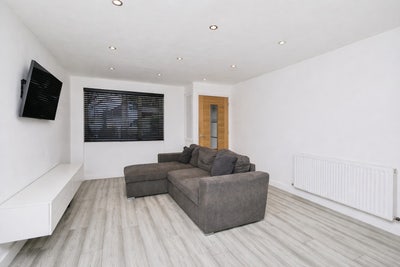 2 bedroom Accommodation - Short Term Let (2 Rooms) Main Photo