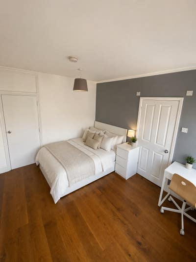 Elegant Ensuite Room - Town Centre! Main Photo