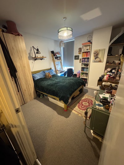 En-Suite Master Bedroom / New Cross / July 2026 Main Photo