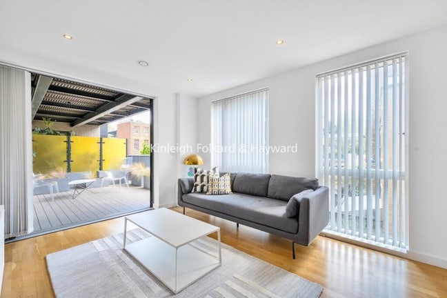 Buddy-up for a 2-bed, 2-bath flat – Bermondsey Main Photo