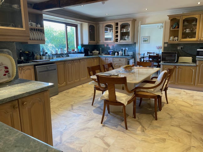 Ammanford,&pound;210,Double bedroom, en-suite +Lge study Main Photo