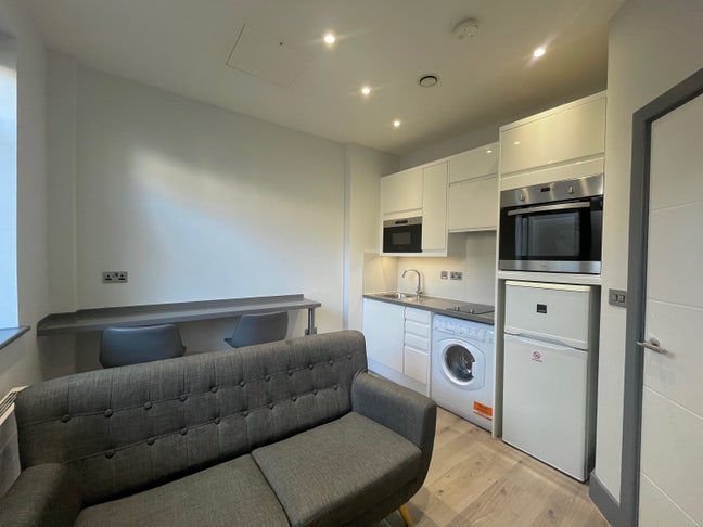 Modern studio flat/small 1 bed Main Photo