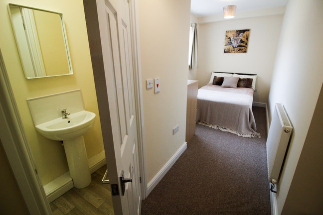 Last Room Available Now in Cantley!! Main Photo