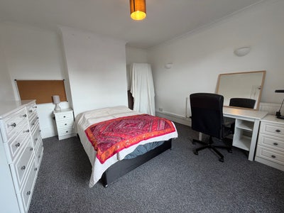 Beautiful bright large room free now Main Photo