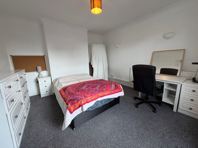 Beautiful bright large room free now Main Photo